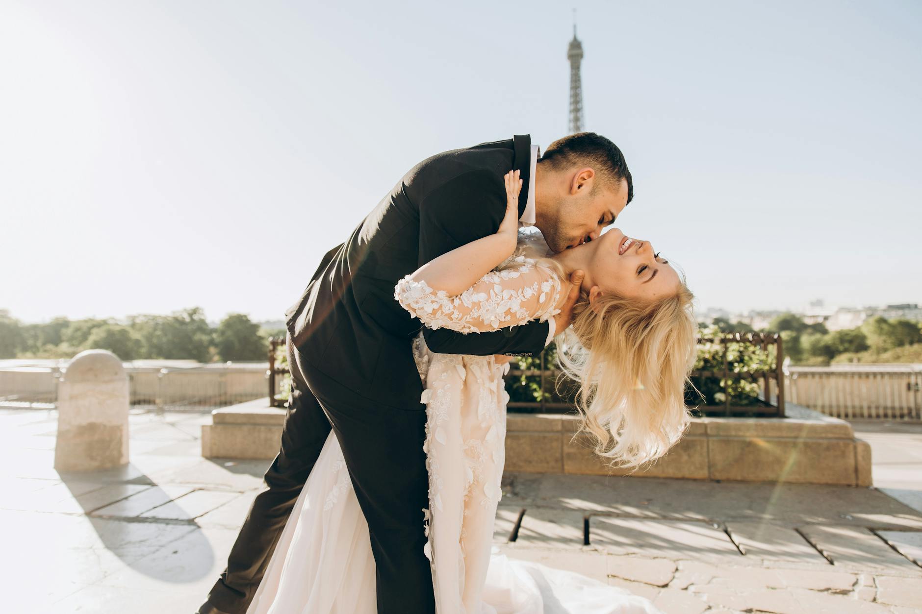 Romantic things to do in Paris - couple at the Eiffel Tower
