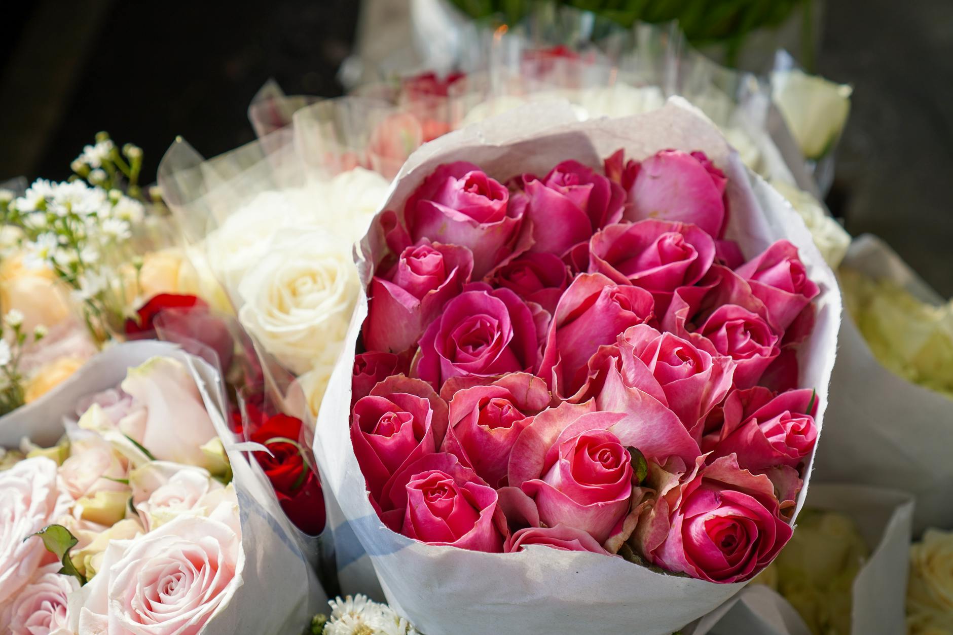 Roses and flowers set out for a romantic occasion in Paris