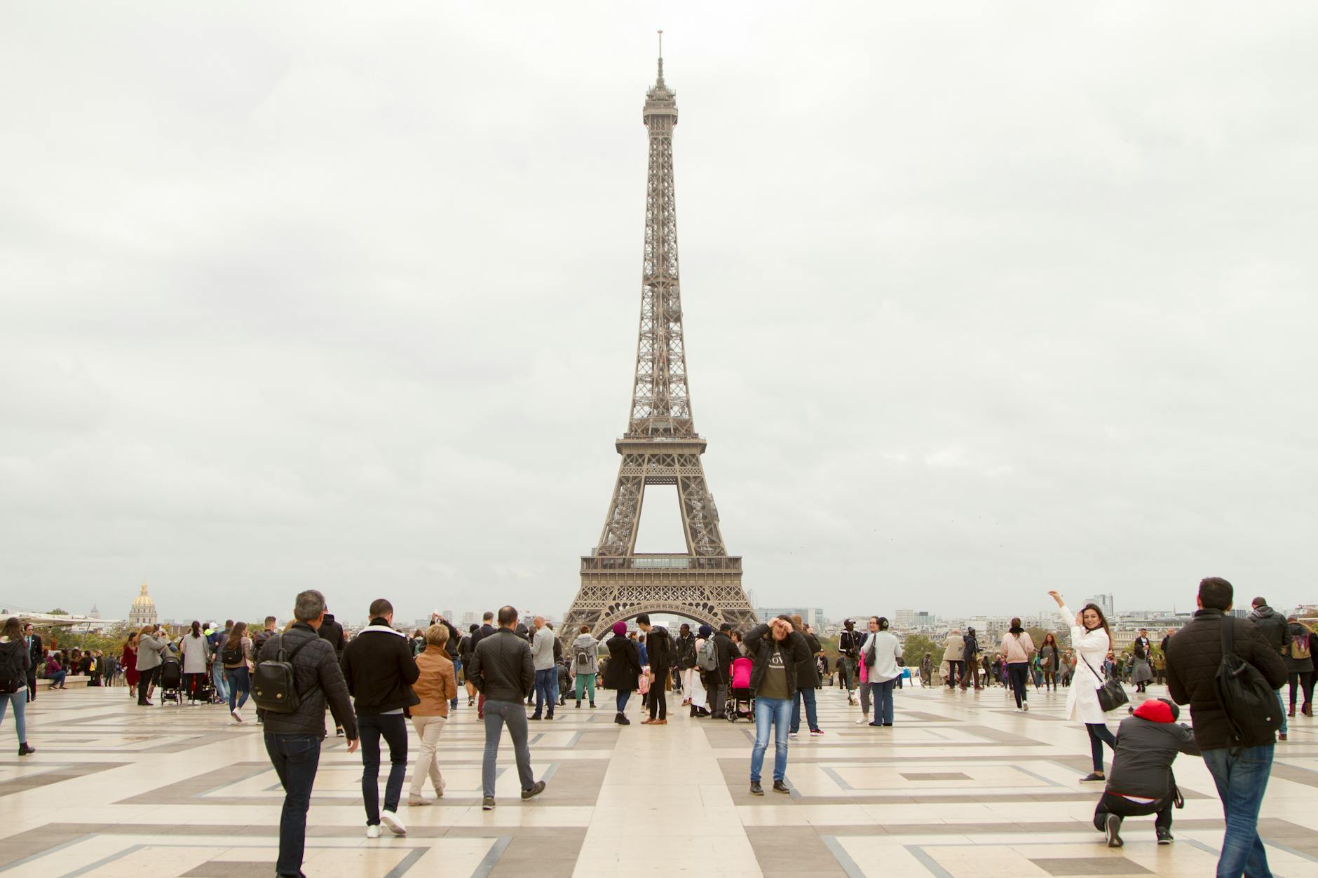 Paris scene - eiffel tower visit guide tickets tips