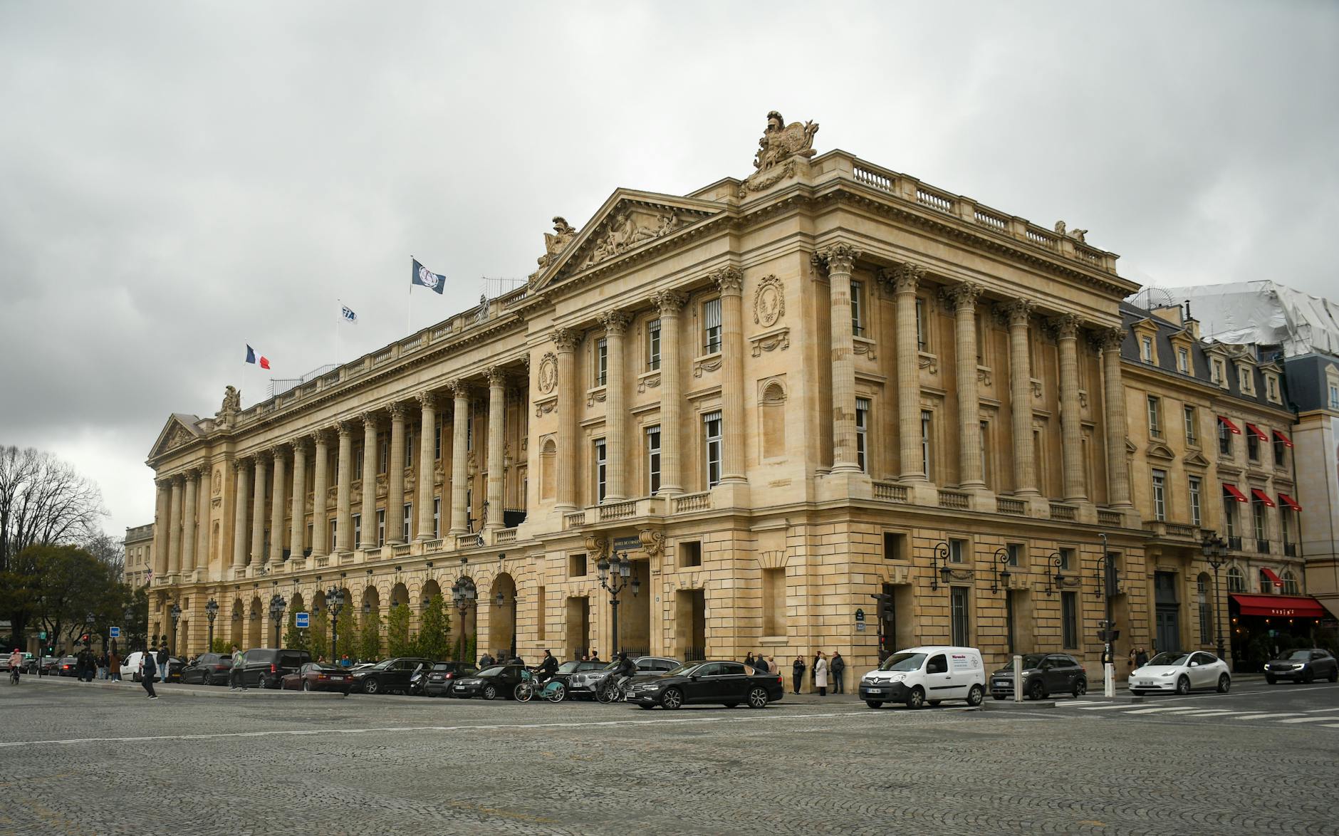 paris apartment rental vs hotel - Paris