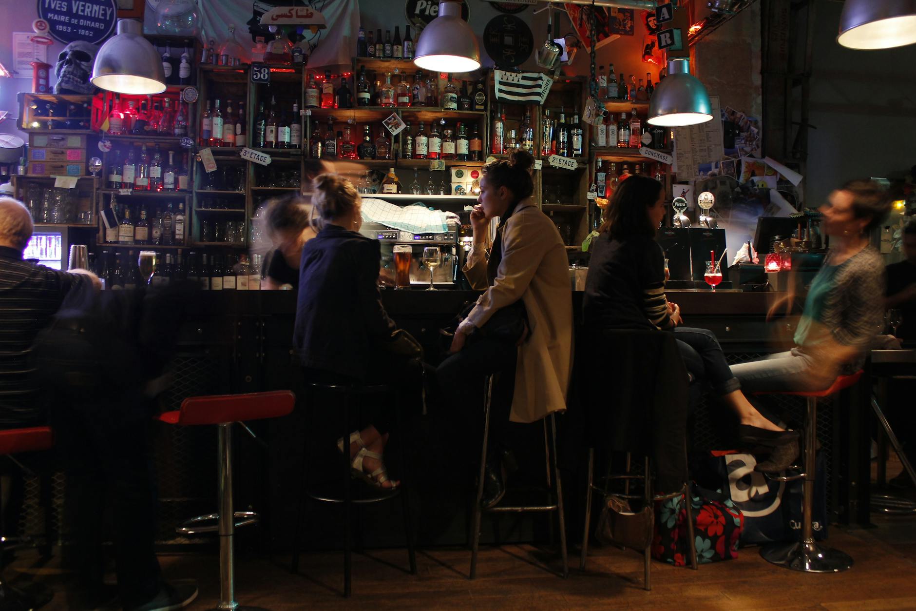 Cozy wine bar in Paris for an evening out