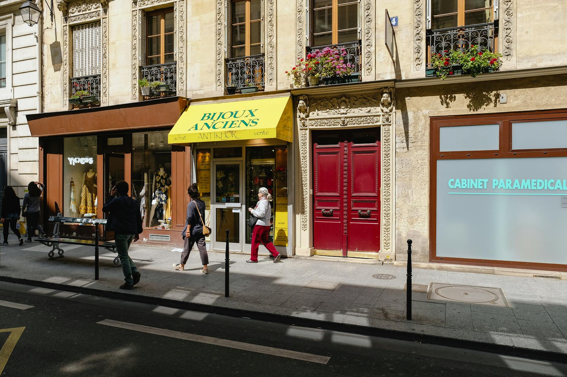 Paris boutique window display - galeries lafayette printemps shopping guide