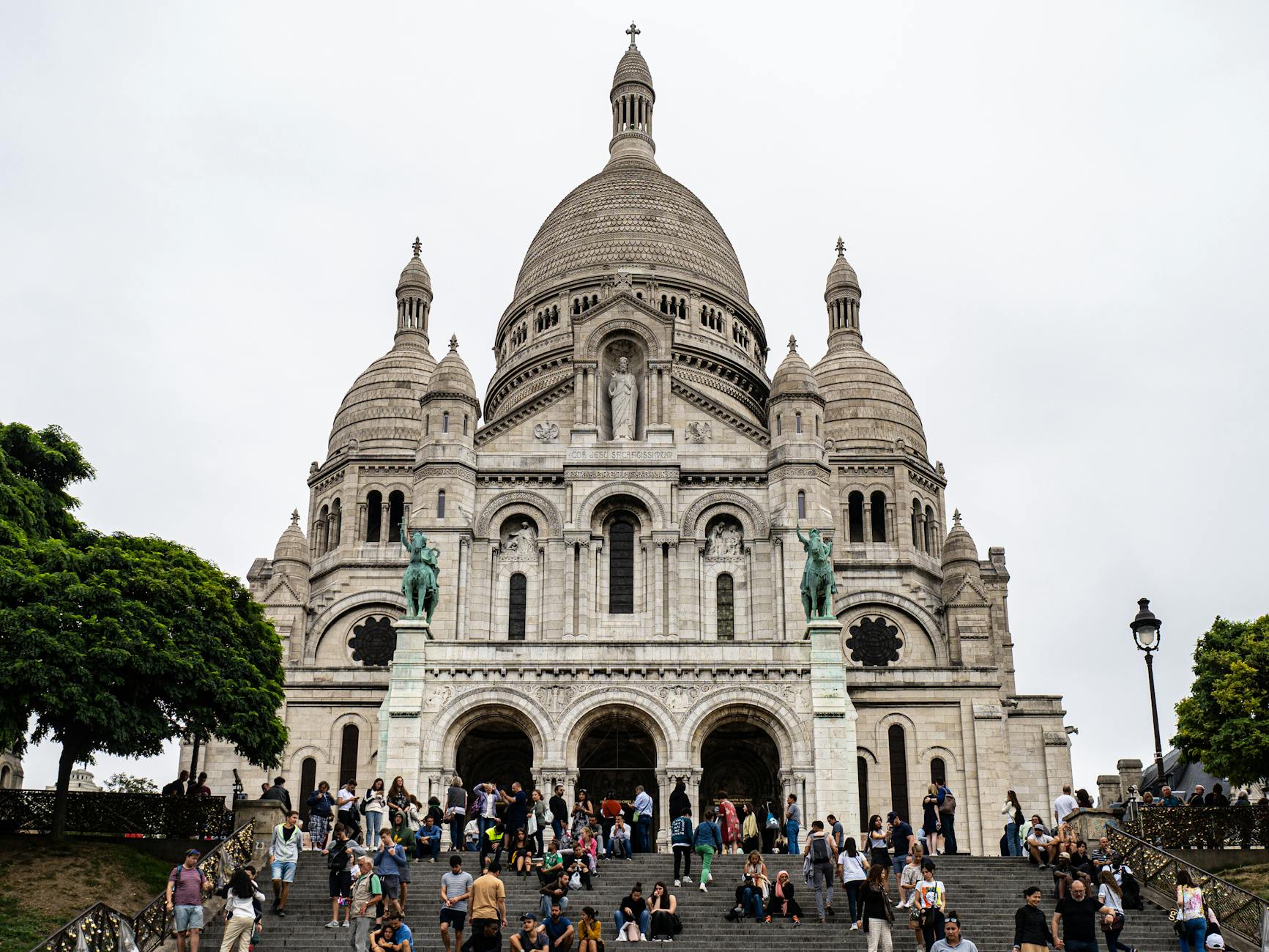 Paris scene - sacre coeur montmartre visit guide