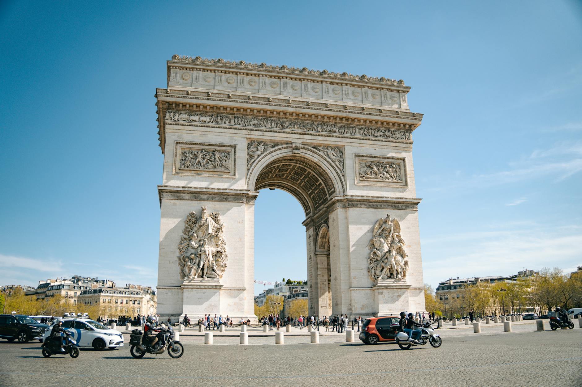 Paris scene - arc de triomphe visit guide climb