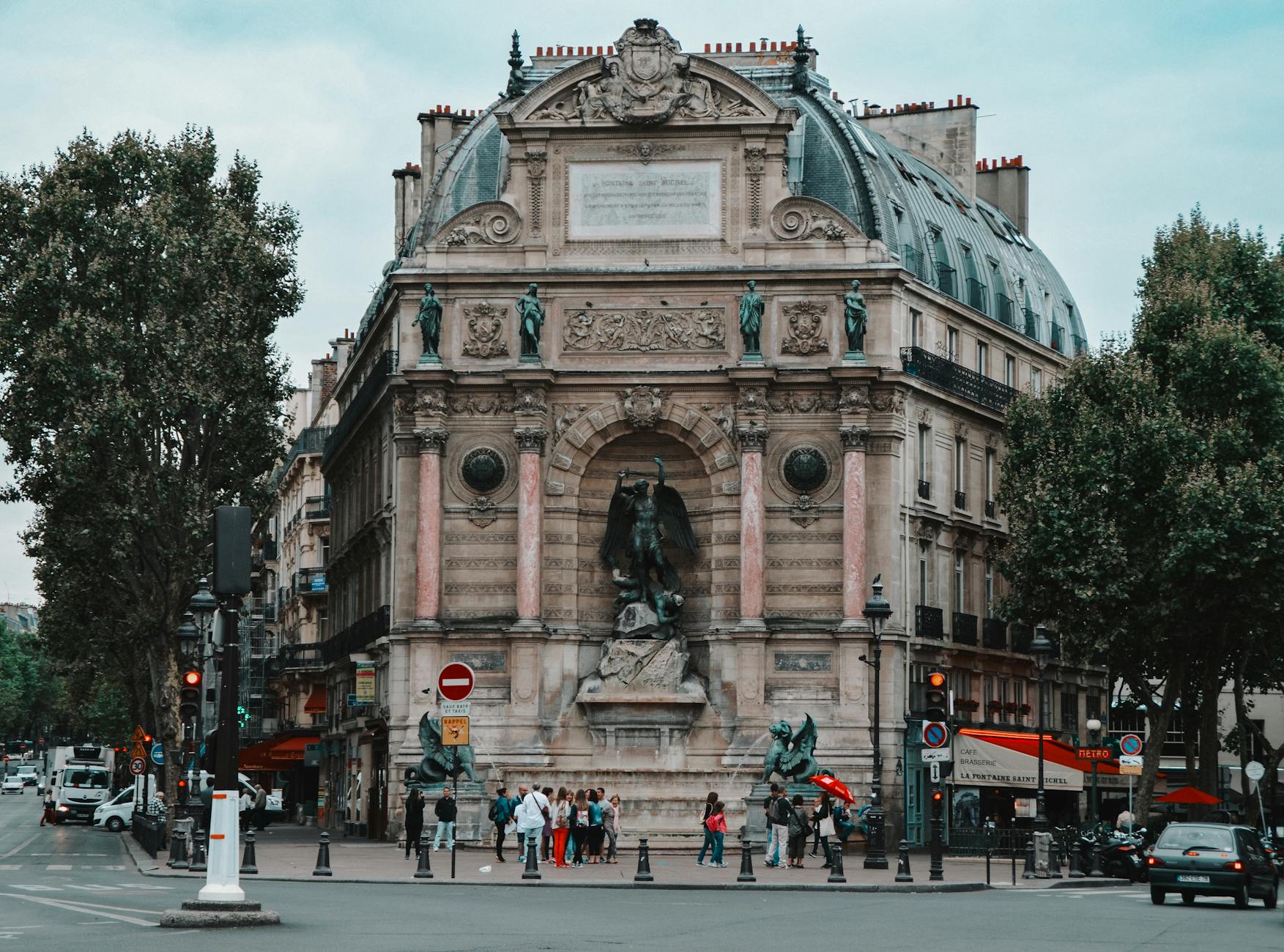 Paris scene - sainte chapelle and conciergerie visit