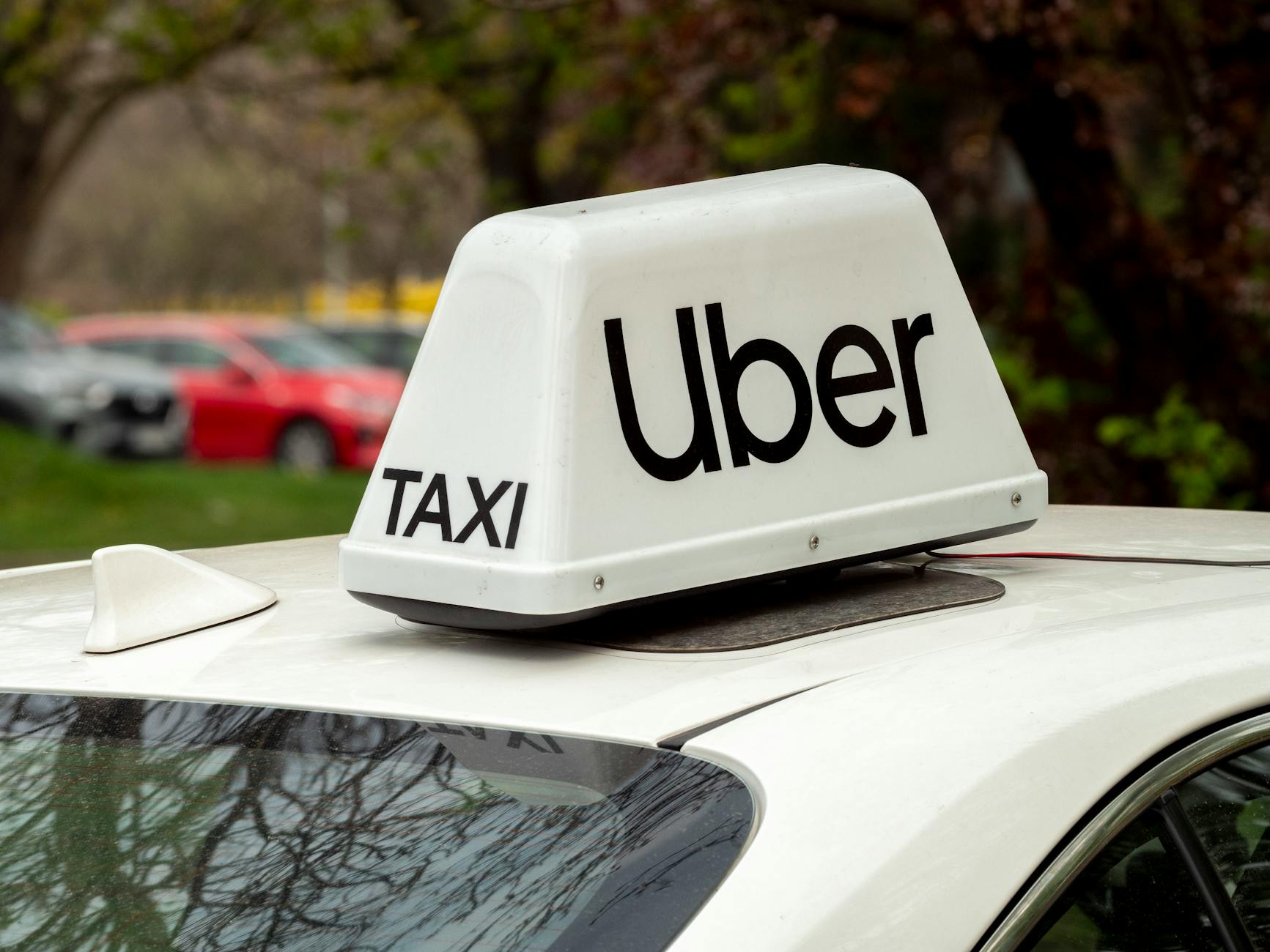 A tourist paying a Paris taxi fare by card at the in-cab terminal
