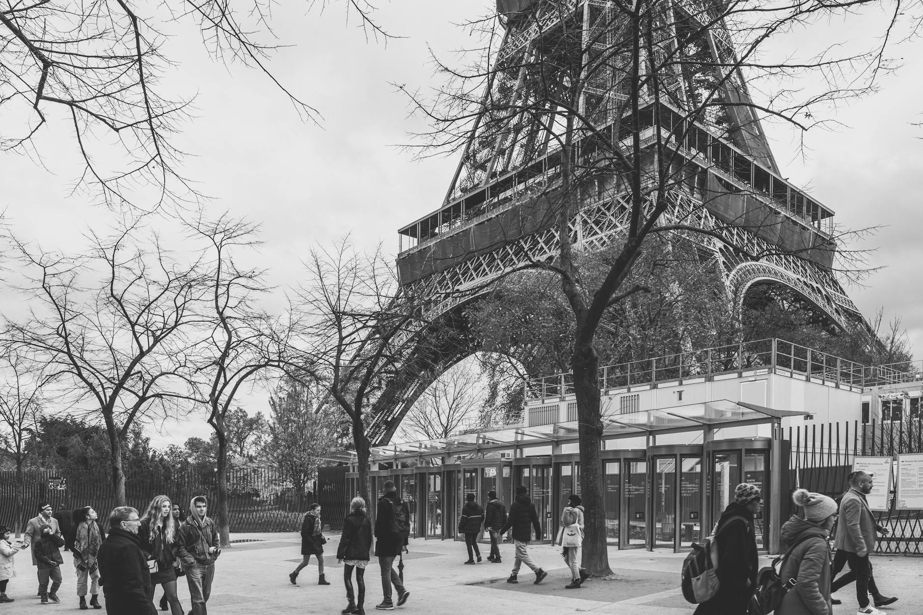 Couple sightseeing in Paris - anniversary trip to paris ideas