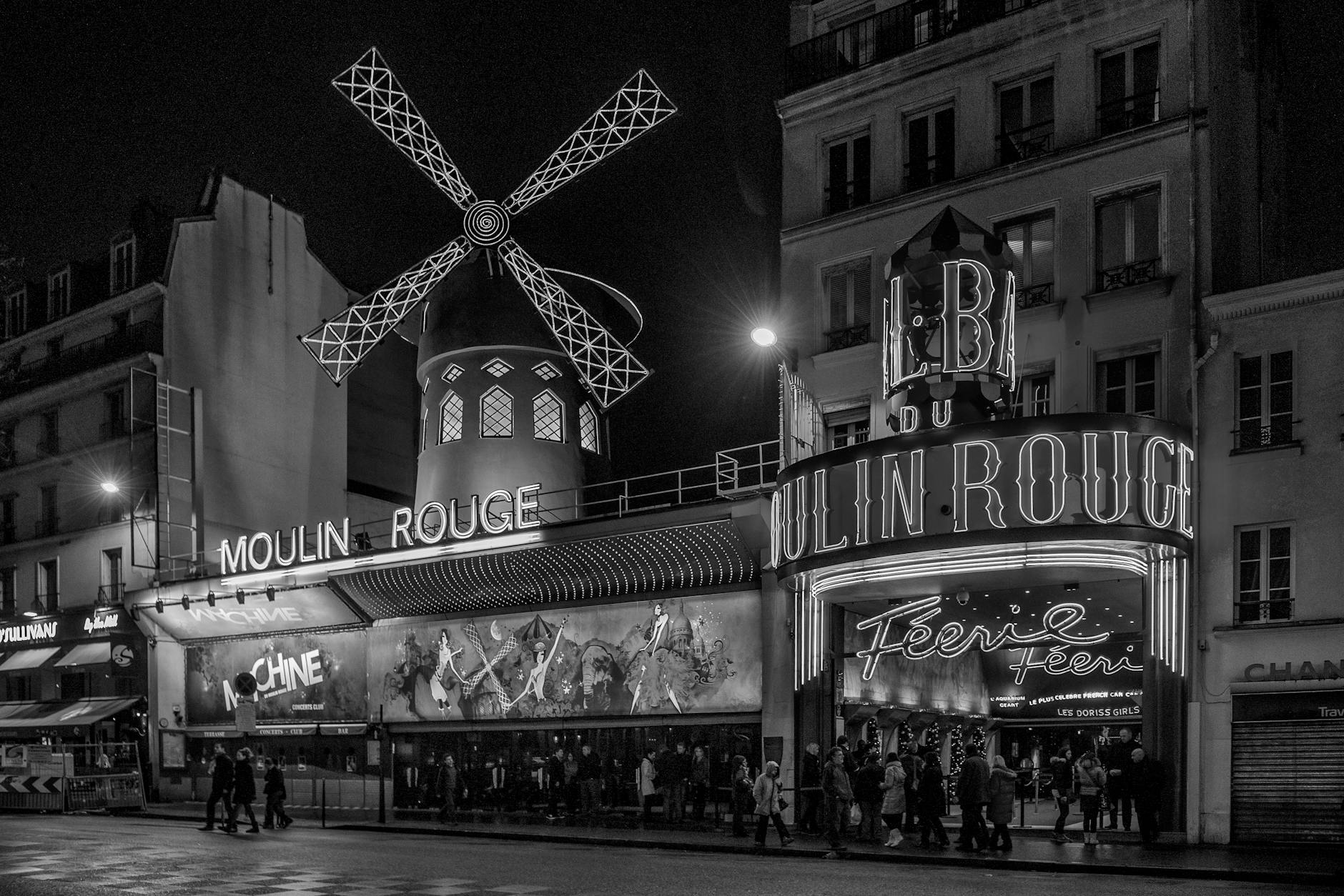 Paris tourist - paris cabaret shows comparison lido crazy horse