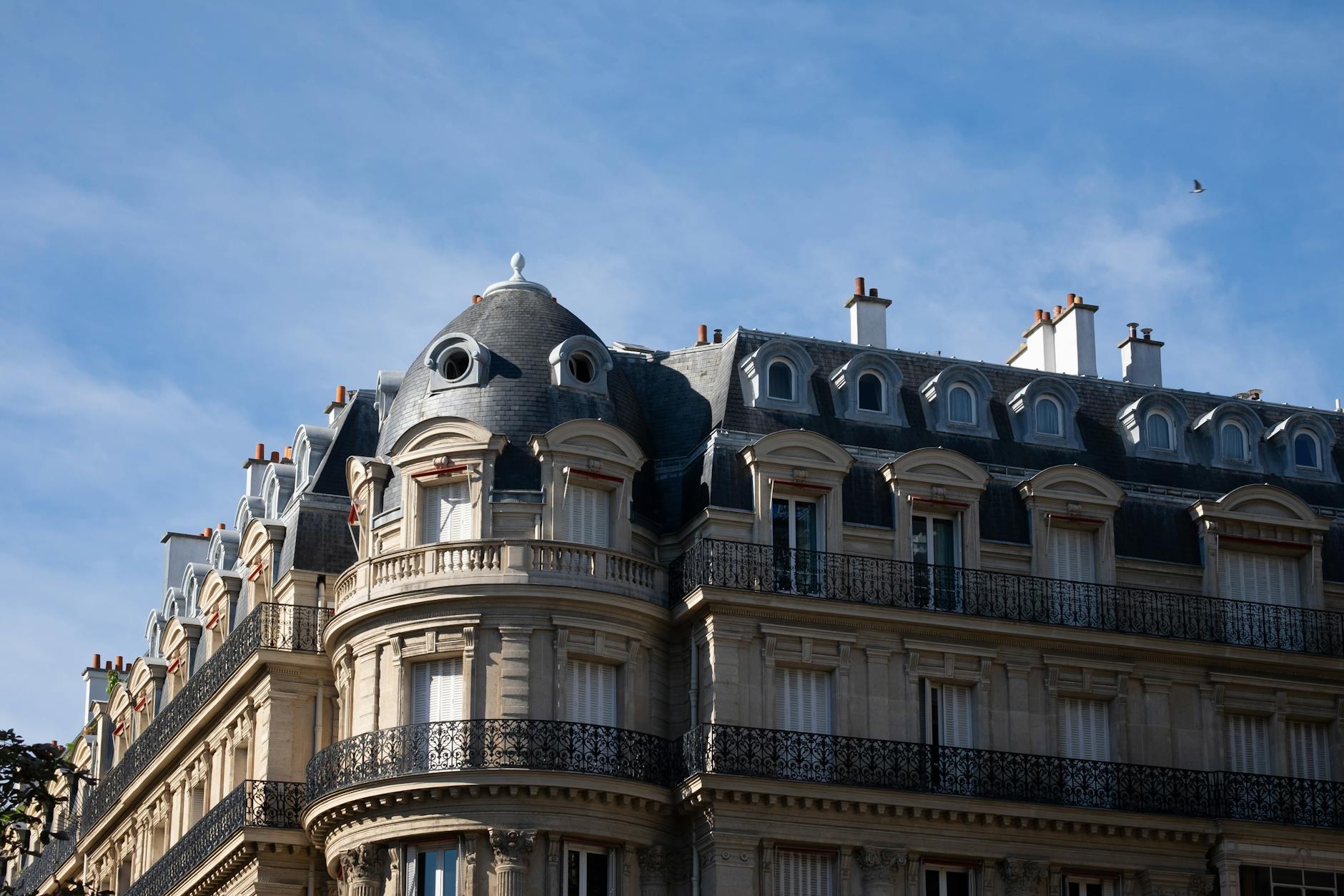 Haussmann architecture in Paris - galeries lafayette printemps shopping guide